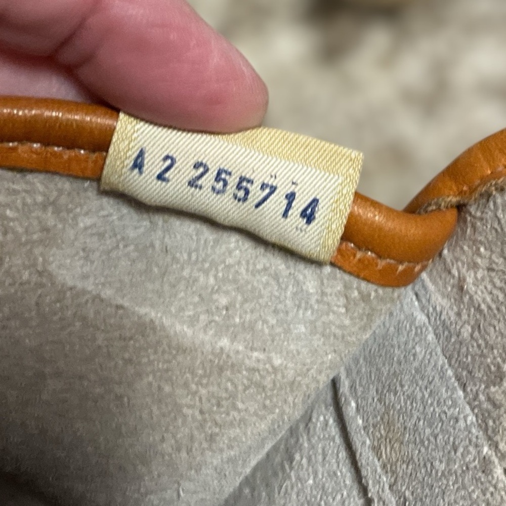 Elegant Cream and Tan Leather Shoulder Bag - Picture 9 of 9